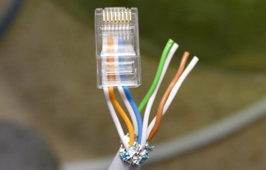 Comment monter, sertir et tester un connecteur RJ45 sur câble réseau  CAT5/CAT6 